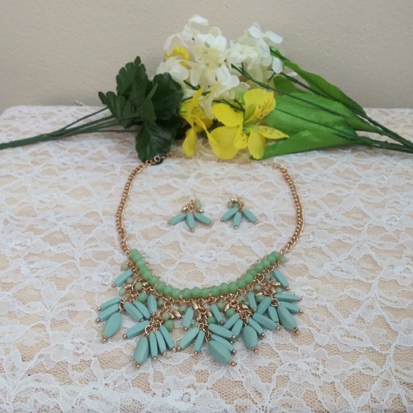 Jewelry - 🎉 HP 🎉 NWOT Statement Necklace & Earrings